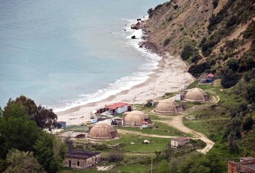 Cztery bunkry na plazy w Albanii